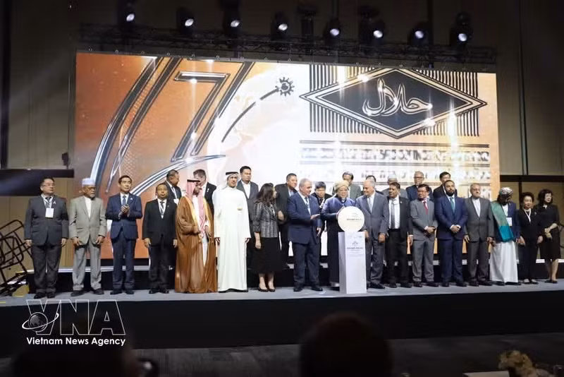 L’ambassadeur Pham Viet Hung (troisième à gauche) assiste à la cérémonie d’ouverture du Grand Salon Halal Bangkok 2026. Photo : VNA
