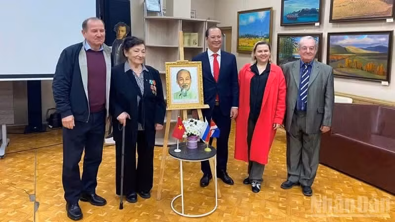 Le consul général du Vietnam à Vladivostok, Nguyen Viet Kien, pose pour une photo avec des amis russes proches du Vietnam. Photo; NDEL