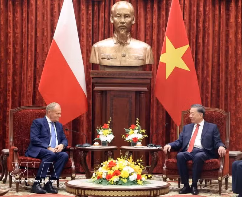 Le secrétaire général du PCV et président de la République, To Lam (à droite) et le Premier ministre polonais Donald Tusk, à Hanoi, le 26 octobre. Photo : VNA.