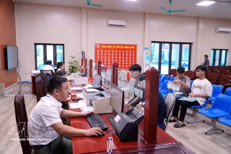 D’ici 2027, 100 % des procédures administratives éligibles devront être proposées sous forme de services publics entièrement en ligne. Photo : VNA.