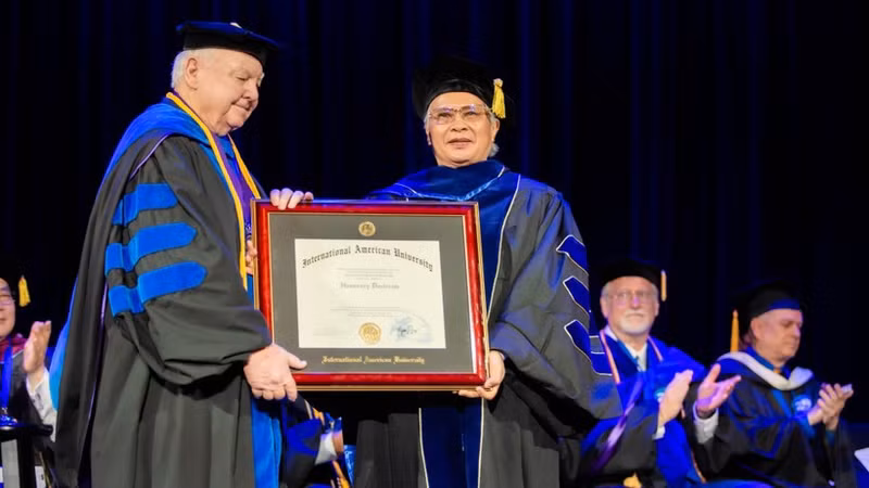 Le docteur, homme d'affaires et ancien combattant Nguyen Xuan Lam, président du Conseil d'Administration de la Société d'Investissement 3H et directeur de la Clinique polyvalente internationale Yersin, est honoré du titre de professeur honoraire par l'Université Internationale Américaine (IAU). Photo: NDEL