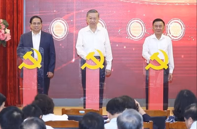 Le secrétaire général du Parti, To Lam (au milieu), le Premier ministre Pham Minh Chinh (à gauche) et le permanent du Secrétariat, Tran Cam Tu (à droite), activent trois plateformes numériques. Photo : VNA.