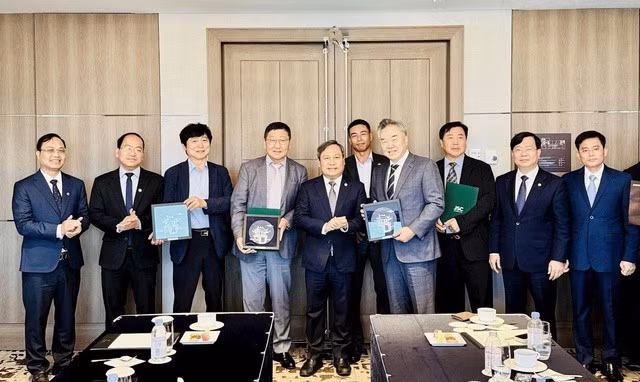 M. Vu Dai Thang, membre du Comité central du Parti, secrétaire adjoint du Comité du Parti pour Hanoï et président du Comité populaire de Hanoi, reçoit les dirigeants du consortium d'investisseurs regroupant les sociétés Jeju Semiconductor, APACT (République de Corée ) et FPT Korea. Photo : VNA