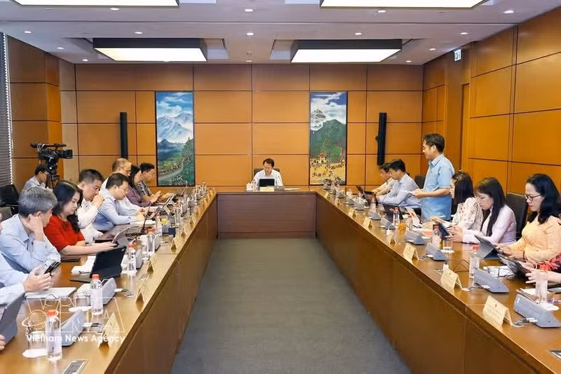 Des délégations des provinces de Lai Chau et d'An Giang tiennent des discussions au sein de leurs groupes respectifs. Photo : VNA.