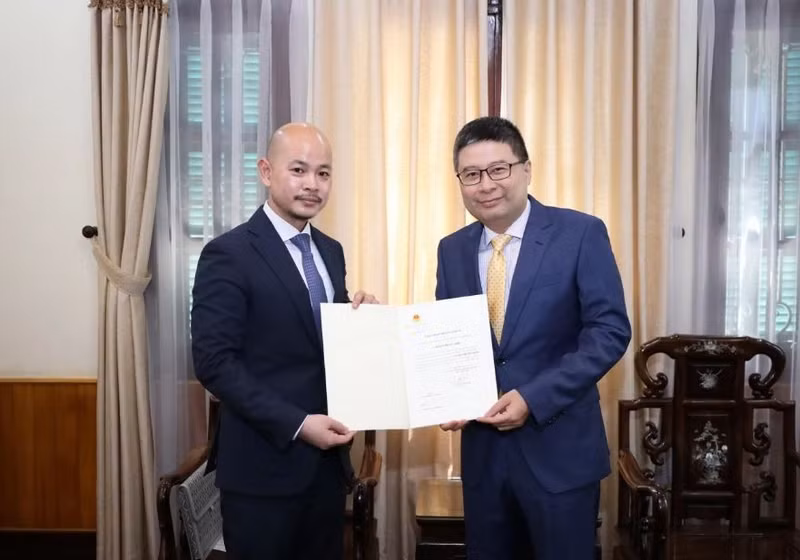 Le directeur du département consulaire, Doan Hoang Minh (à droite), remet le certificat d'acceptation consulaire à Luon Bunvadh, le nouveau consul général du Cambodge à Hô Chi Minh-Ville. Photo : Thanh Long.