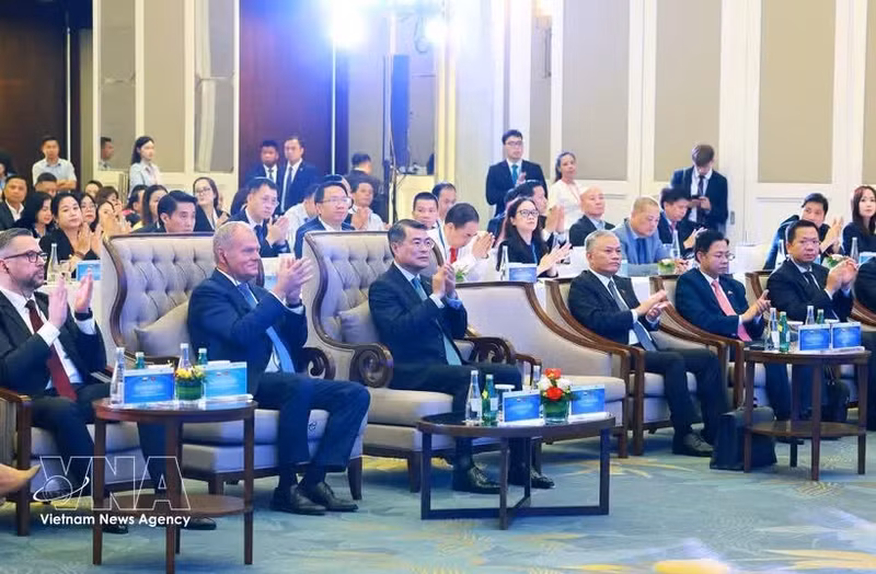 Le Premier ministre vietnamien Le Minh Hung (3e, au premier rang,à partir de la gauche) et son homologue polonais Donald Tusk (2e) lors de la table ronde des affaires Vietnam-Pologne, à Hanoi, le 26 octobre. Photo : VNA.