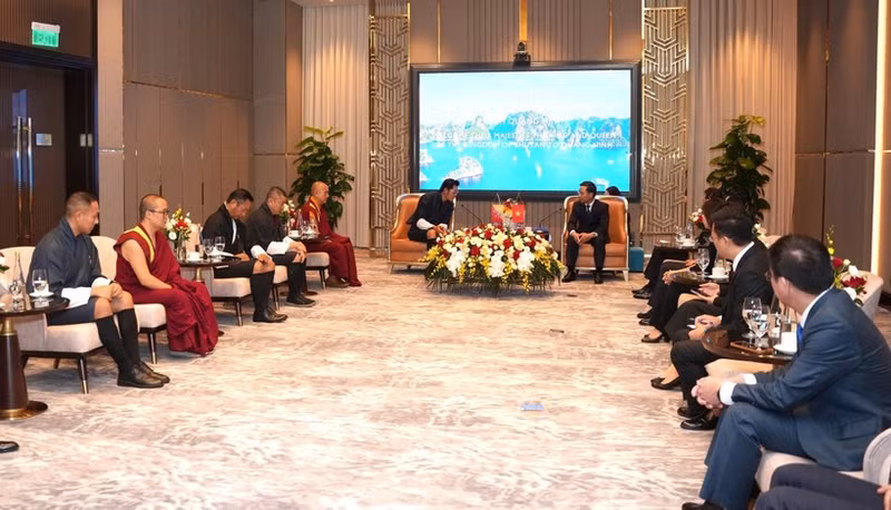 Le président du Comité populaire de la province de Quang Ninh, Pham Duc Ân (à droite), et le roi Jigme Khesar Namgyel Wangchuck du Bhoutan lors de leur rencontre le 21 août. Photo : baoquangninh.vn