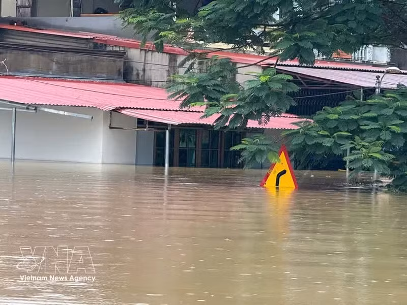 Dans la commune de Kim Tan, province de Thanh Hoa, le premier étage de maisons à deux ou trois niveaux est déjà submergé à plus de la moitié. Photo: VNA