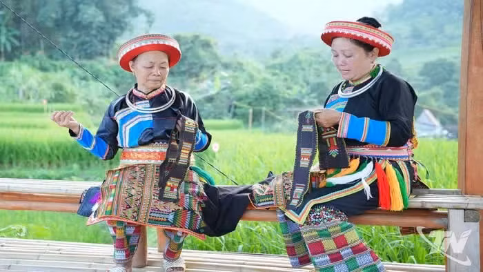 Les habitants du village de Phiêng Phàng (commune de Thuong Minh) préservent l'artisanat traditionnel de la broderie brocart. Photo: baothainguyen.
