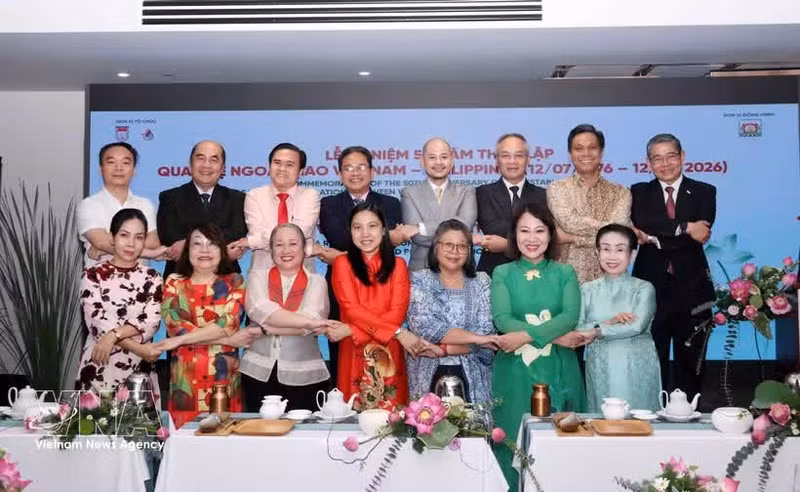Des représentants de Hô Chi Minh-Ville et des consuls généraux des pays de l’ASEAN se donnent la main en signe d’amitié et de solidarité. Photo : VNA.