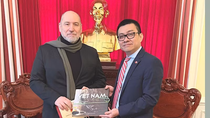 L'ambassadeur Vu Le Thai Hoang lors d'une rencontre avec Gunther Hopfgartner, président du Parti communiste autrichien. Photo : NDEL.
