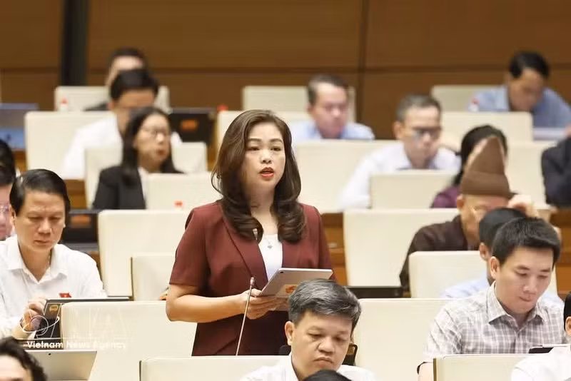 La députée Doan Thi Le An, de la province de Cao Bang, s'exprime. Photo : VNA.