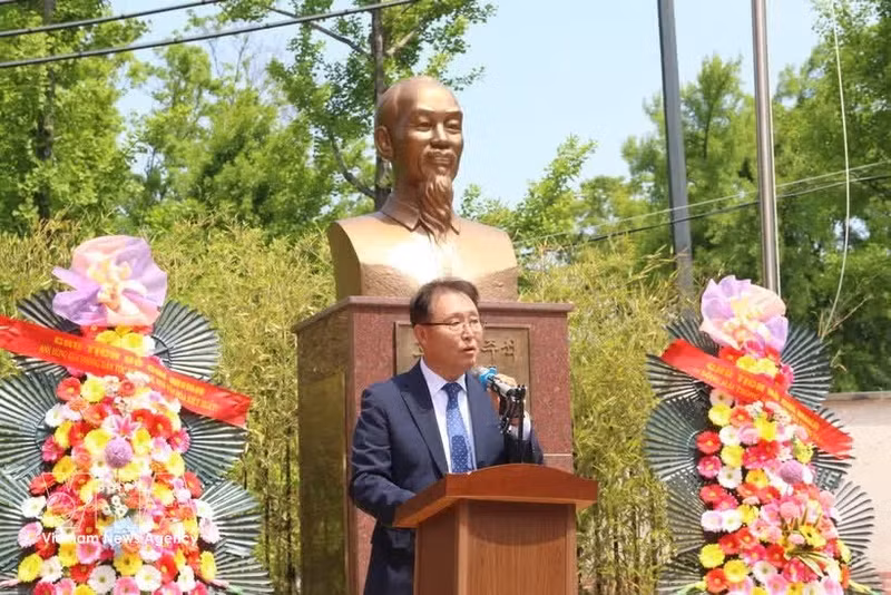 Le professeur Park Yeon Kwan, directeur du département de langue vietnamienne de l’Université d’études étrangères Hankuk s’exprime lors de l’événement. Photo : VNA.