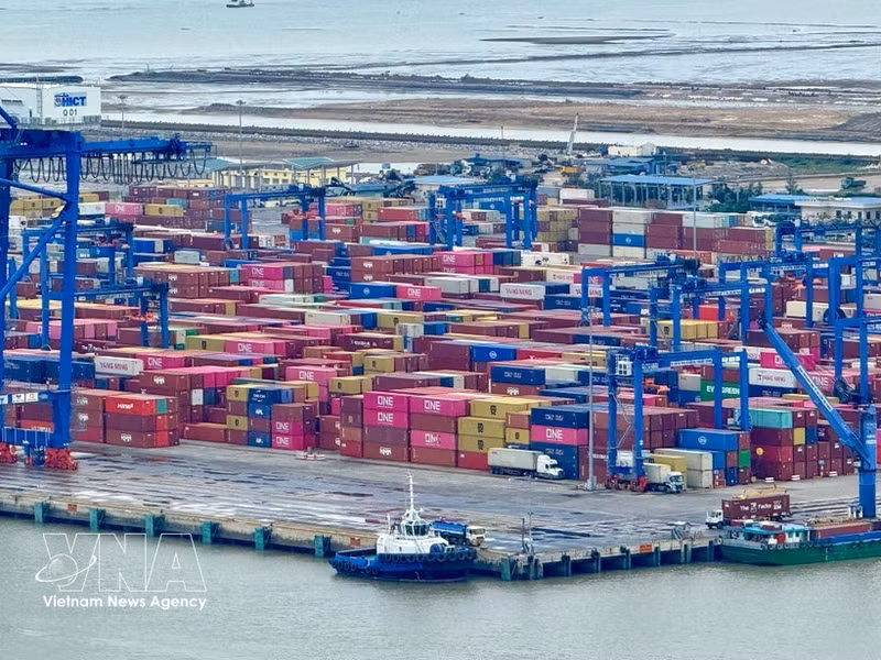 Selon le ministère de l'Industrie et du Commerce, sur les 11 premiers mois de 2025, plus de 80% du chiffre d'affaires à l'exportation se concentre sur six marchés : les États-Unis (32%), l'Union européenne-UE (15%), la Chine (14%), l'ASEAN, la République de Corée et le Japon. Photo : VNplus.