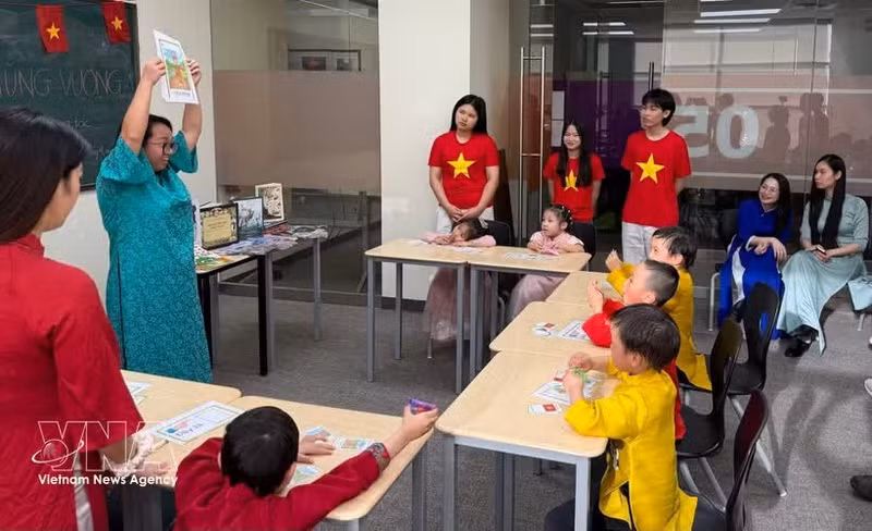 Le Conseil culturel et éducatif Canada-Vietnam (CVCEC) lance officiellement le Viet Youth Readiness Hub, inaugure un cours communautaire de vietnamien pour enfants et présente une bibliothèque de livres en vietnamien au Canada. Une enseignante du CVCEC illustre son cours de vietnamien à l’aide d’images attrayantes. Photo : VNA.
