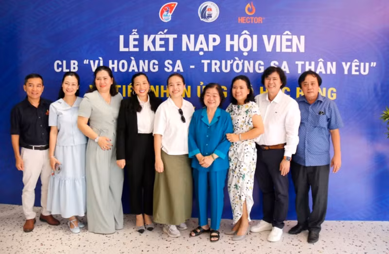 L'ancien vice-président Truong My Hoa prend une photo souvenir avec des dirigeants de la société par actions Lavite. Photo : VNA.