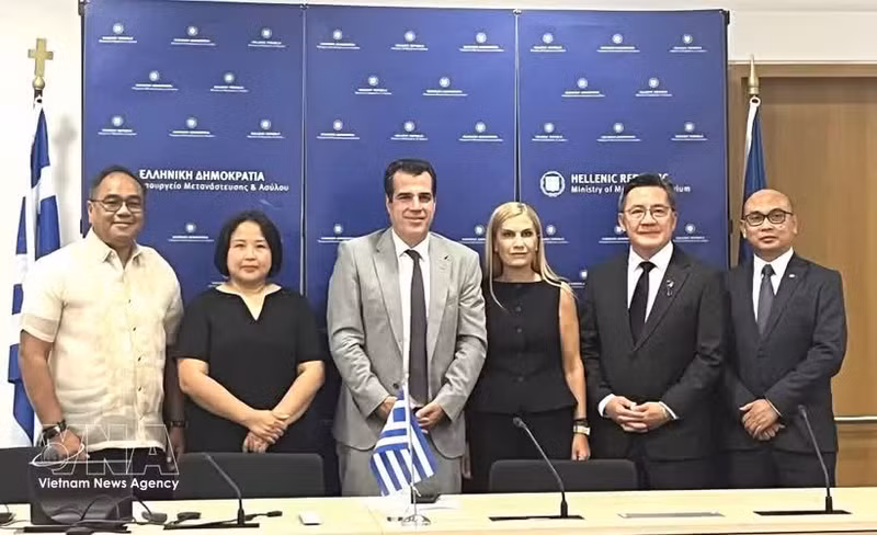 L'ambassadrice du Vietnam en Grèce, Pham Thi Thu Hươnge (2e à gauche), des ambassadeurs des pays de l'ASEAN accrédités en Grèce et le ministre grec de la Migration et de l'Asile, Athanasios Plevris. Photo : VNA.