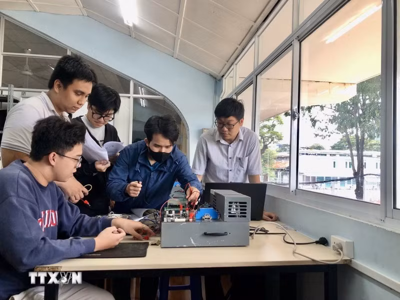 Des étudiants de l’Université des sciences et technologies - Université de technologie de Hô Chi Minh-Ville. Photo : VNA.