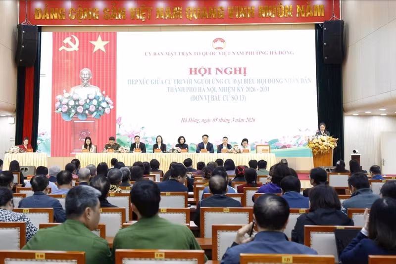 Vue de la rencontre entre les électeurs et les candidats au Conseil populaire de la ville de Hanoï, mandat 2026-2031 (circonscription électorale n° 13). Photo : Nguyen Loi