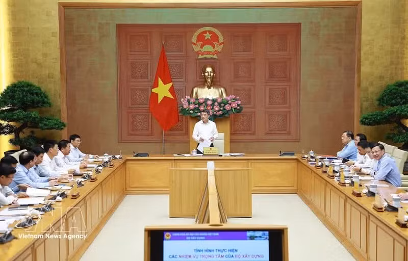 Le Premier ministre Le Minh Hung travaille avec le ministère de la Construction. Photo : VNA.