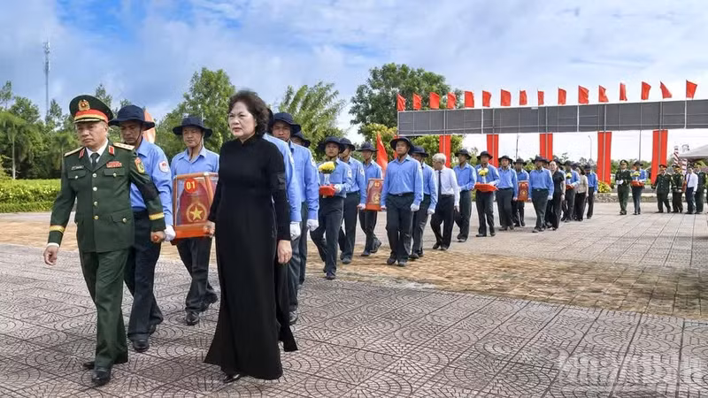 La vice-présidente de l'Assemblée nationale, Nguyen Thi Hong, et le chef adjoint du département politique général de l'Armée populaire vietnamienne, Le Quang Minh, accompagnés d'autres délégués, escortent les dépouilles des soldats tombés au combat jusqu'à leur dernière demeure au cimetière des martyrs de Tam Nong. Photo : NDEL