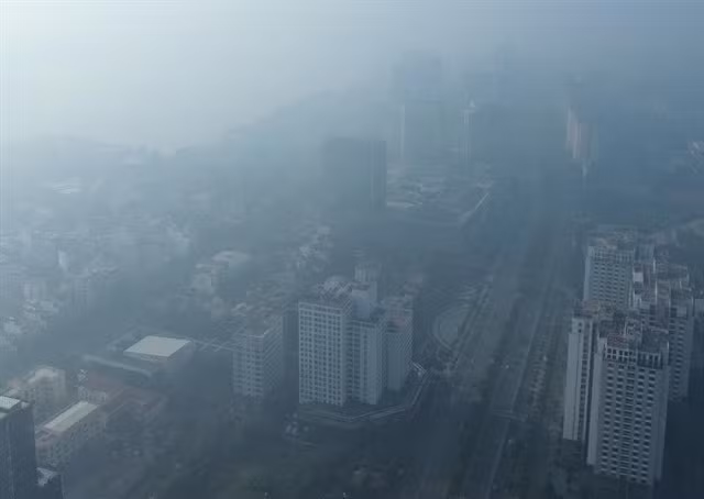 Les rues de Hanoï sont recouvertes d'une fine poussière. La capitale a mis en œuvre diverses mesures pour lutter contre la pollution atmosphérique, en particulier durant la saison sèche. Photo : VNA.