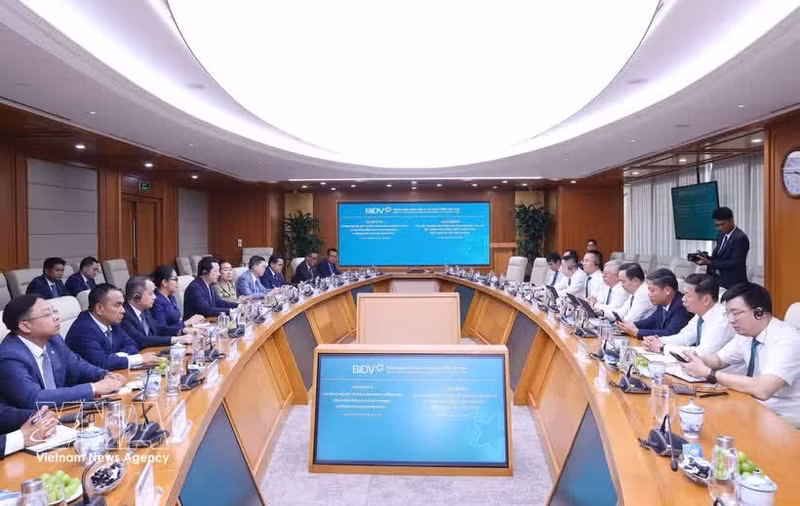 Lors de la séance de travail entre le ministre cambodgien de l’Inspection, Sok Soken et la Banque commerciale par actions pour l'investissement et le développement du Vietnam (BIDV) à Hanoï. Photo : VNA