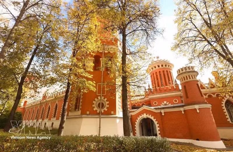 Le palais Petrovski, attraction touristique de Moscou, resplendit de beauté sous les couleurs dorées de l'automne. Photo : VNA