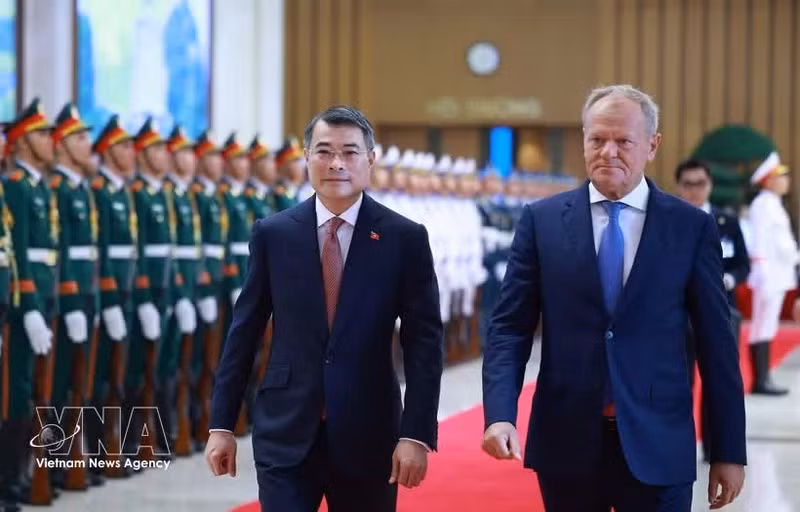 Le Premier ministre vietnamien Le Minh Hung (à gauche) et son homologue polonais Donald Tusk, en visite au Vietnam. Photo : VNA.
