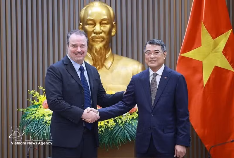 Le Premier ministre Lê Minh Hung (droite) et l’ambassadeur Rick Switzer, chef adjoint du représentant américain au Commerce (USTR). Photo : VNA.