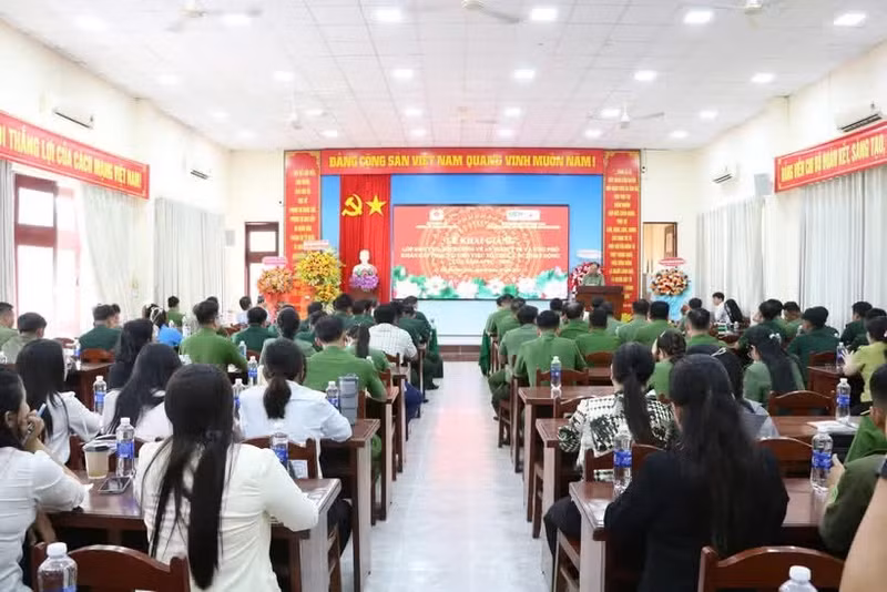 Lors de la cérémonie d'ouverture du cours de formation sur la sécurité, la santé et la réponse aux situations d'urgence pour la conférence APEC 2027. Photo : congan.angiang.gov.vn.