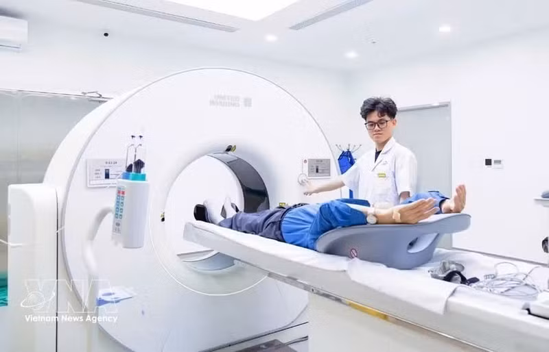 Le système d’imagerie UCT 960, équipé de l’intelligence artificielle, a été mis en service à l’Hôpital général international de Hai Phong. Photo : VNA.