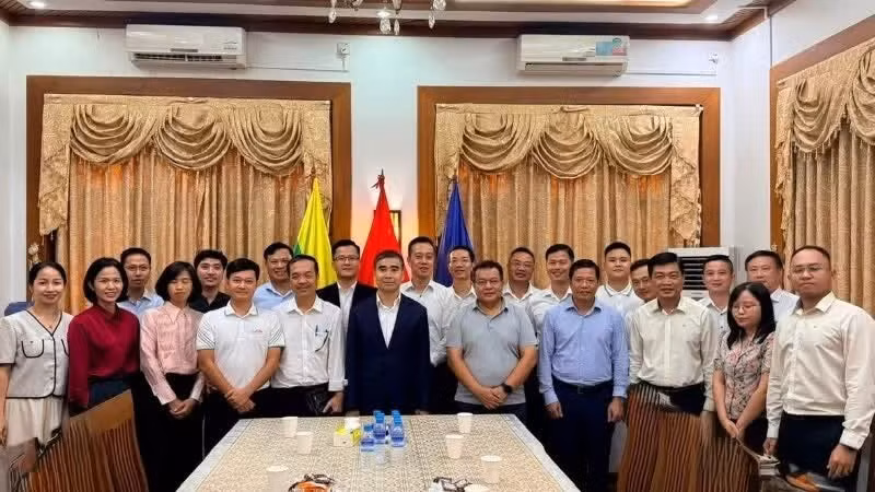 L’ambassadeur Nguyen Anh Duc pose pour une photo avec des représentants du monde des affaires vietnamien. Photo : Ambassade du Vietnam au Myanmar.