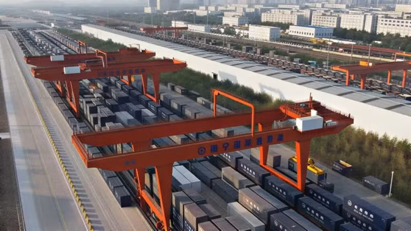 Grue de manutention de conteneurs au port ferroviaire international de Nanning. Photo : Guangxi News Network.