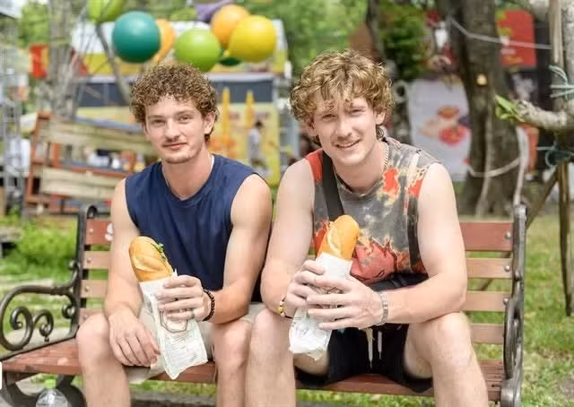 Des touristes américains dégustent des sandwichs bánh mì lors du 4e Festival du Bánh mì à Hô Chi Minh-Ville, le 23 avril. Photo : znews.vn