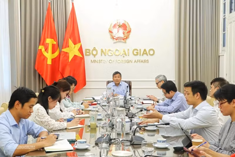 Le vice-ministre permanent Nguyen Minh Vu préside une réunion de suivi des préparatifs de l'Année de l'APEC 2027. Photo: baoquocte