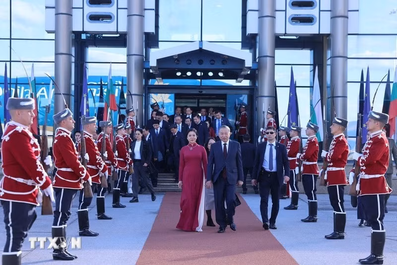 Cérémonie d’adieu en l’honneur du secrétaire général du Parti Tô Lâm et de son épouse à l’aéroport international de Sofia. Photo: VNA
