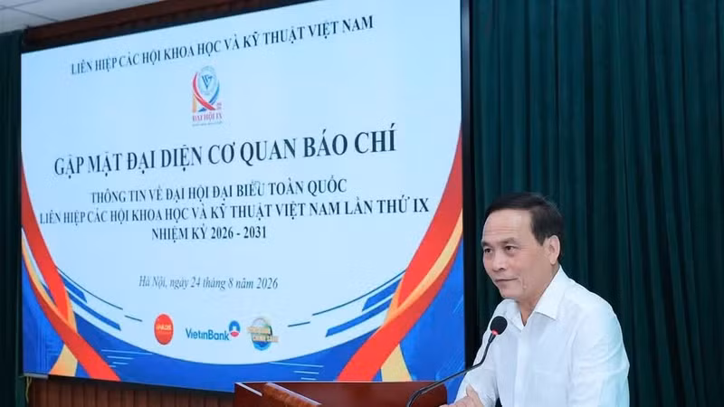 Le professeur associé et Dr. Pham Ngoc Linh, vice-président de la VUSTA, prend la parole. Photo: NDEL