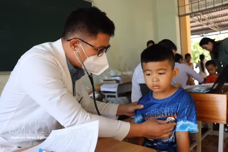 Des médecins du poste de santé communal de Hung Phuoc examinent des enfants. Photo : VNA.