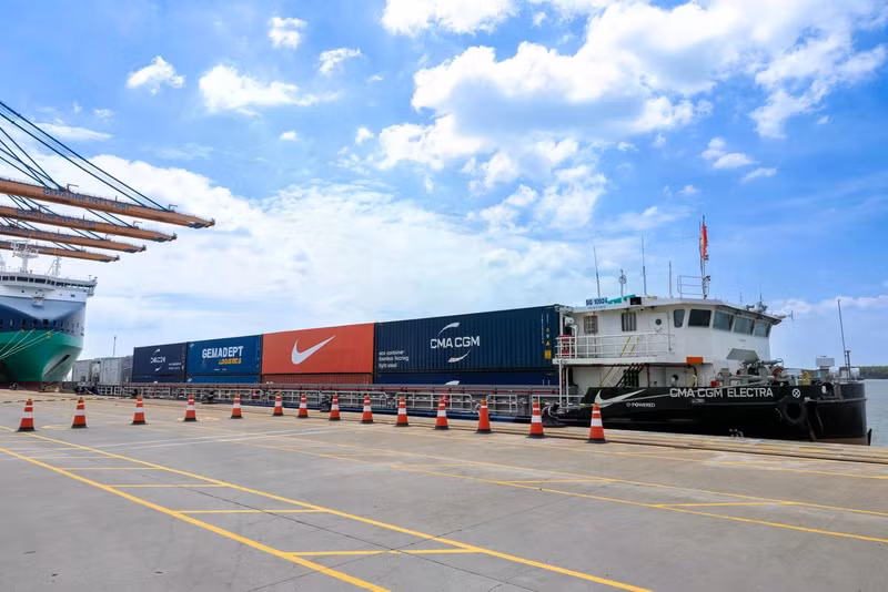 La première barge électrique du Vietnam entrera en service le 29 octobre. Photo : dantri.com.vn.