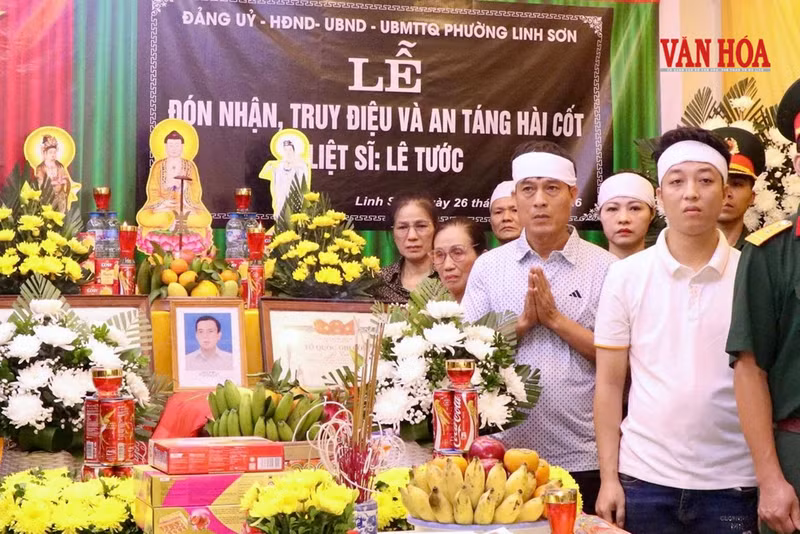 La province de Thai Nguyên a solennellement organisé une cérémonie d'hommage et d'inhumation des restes du martyr Le Tuoc, après près de 80 ans reposés sur l'ancien champ de bataille, clôturant ainsi un long parcours de recherche pour ramener le combattant à sa dernière demeure. Photo: baovanhoa.vn