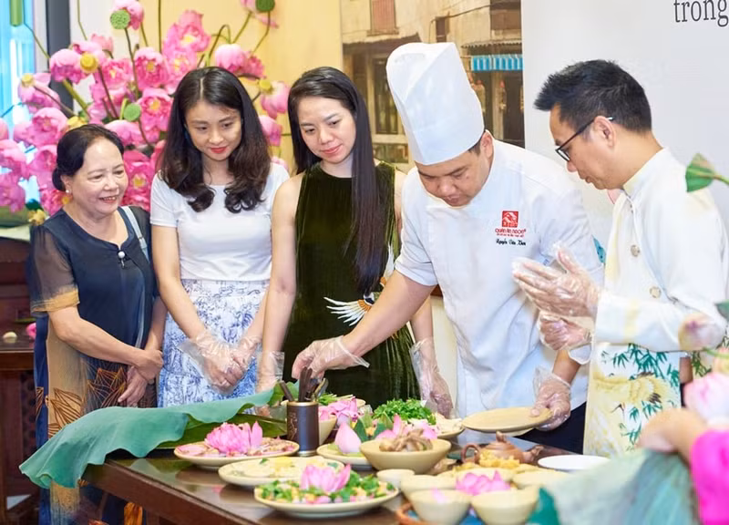 Lors de ce programme, les visiteurs ont pu découvrir la culture du lotus de Hanoï en particulier et du Vietnam en général, et déguster le « Plateau de lotus Lang Du » avec des plats élaborés à partir de lotus et imprégnés de la saveur de Hanoï. Photo : hanoimoi.