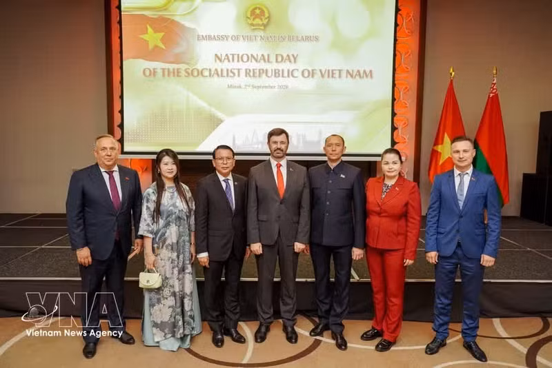 Des responsables du Parti communiste de Biélorussie au banquet de l'ambassade du Vietnam en l'honneur de la Fête nationale. Photo : VNA.