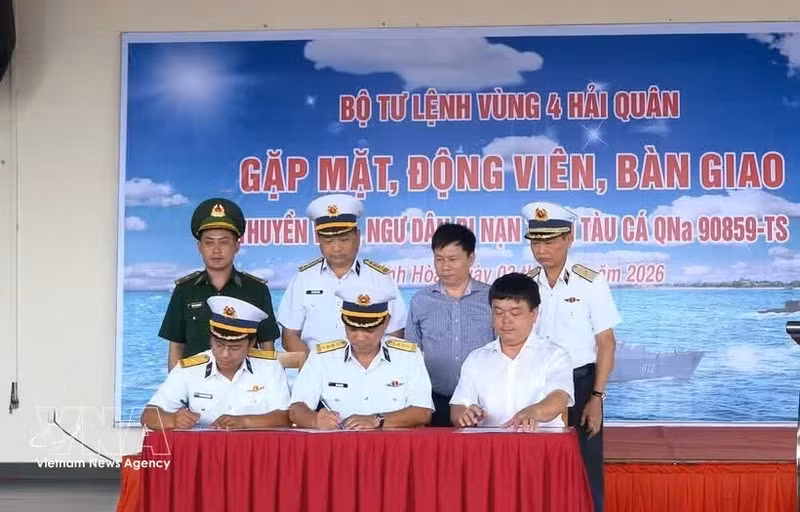 La cérémonie de remise de 32 pêcheurs du bateau QNa 90859 TS. Photo: VNA