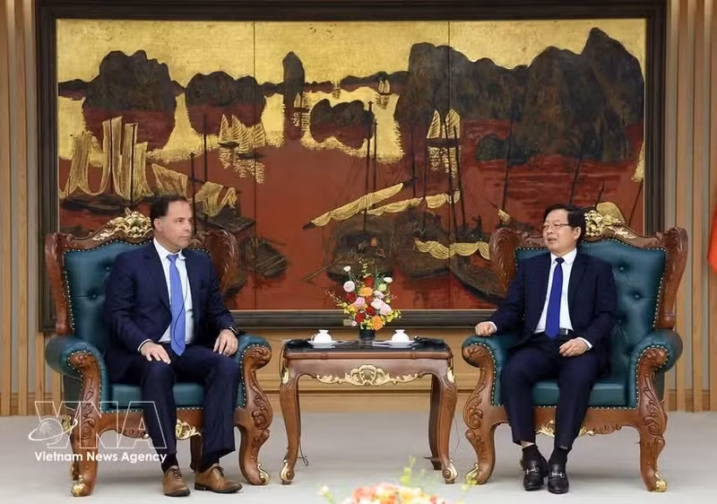 Le vice-Premier ministre Ho Quoc Dung (à droite) et Jeff Place, directeur de la chaîne d’approvisionnement chez le groupe américain Coherent. Photo : VNA.