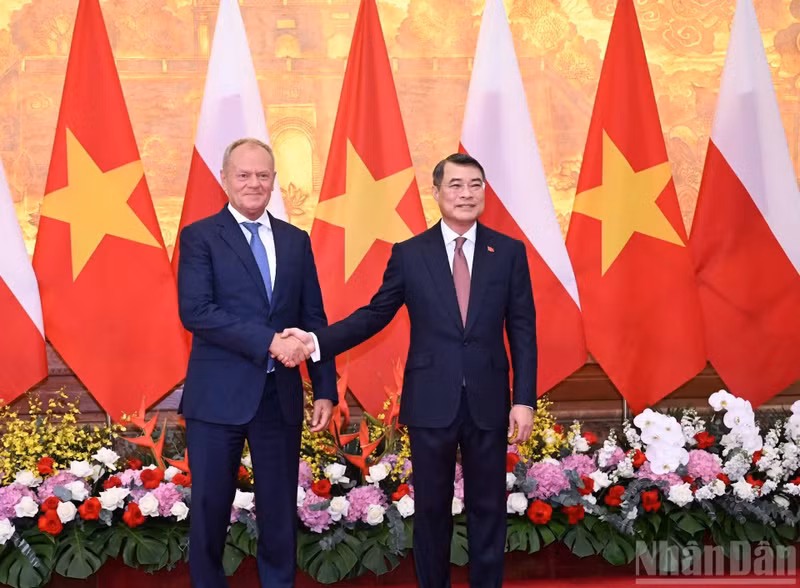 Le Premier ministre vietnamien Le Minh Hung (à droite) et son homologue polonais Donald Tusk. Photo : NDEL.