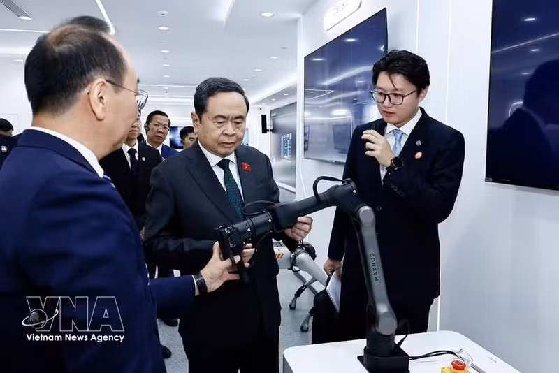 Le président de l'Assemblée nationale, Trân Thanh Mân (au centre) visitant le groupe CVTE dans la Zone de développement économique et technologique de Pékin. Photo : VNA