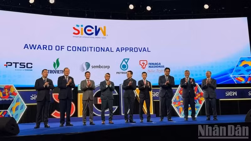 Cérémonie de signature du document d'approbation conditionnelle pour le projet VMS lors de la séance d'ouverture de la Semaine internationale de l'énergie de Singapour 2026. Photo : PHUONG MAI/NDEL.