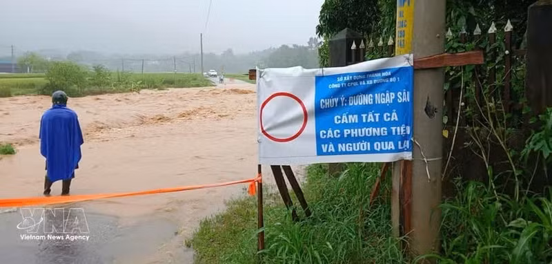 Un point fortement inondé sur une route dans une zone montagneuse de la province de Thanh Hoa. Photo : VNA.
