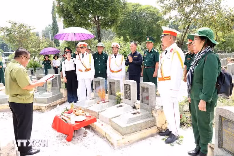La cérémonie d'exhumation de la dépouille du martyr Le Thai Co se déroule au cimetière des martyrs de la colline 82 à Tan Bien, dans la province de Tay Ninh. Photo : Thanh Tan/VNA.